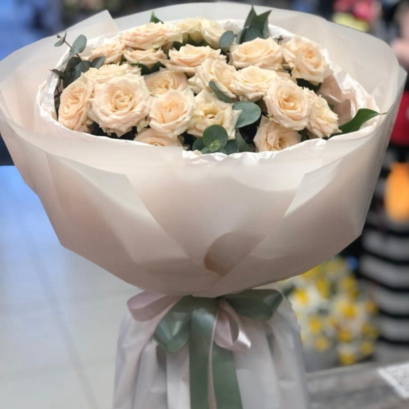 7 кремовых кустовых роз с эвкалиптом в Старом Крыму