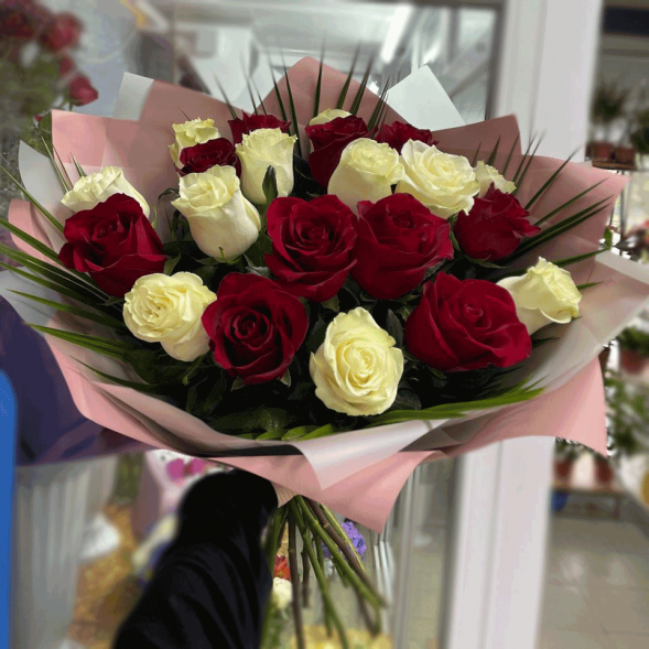 21 красная и белая роза микс в Старом Крыму