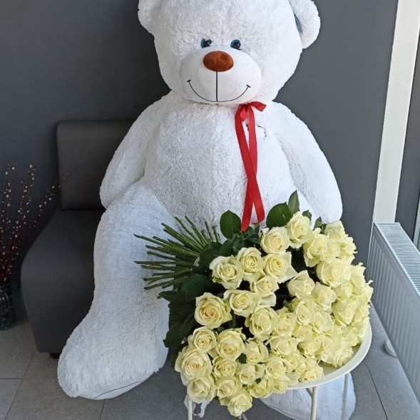 101 белая роза с плюшевым мишкой  в Старом Крыму