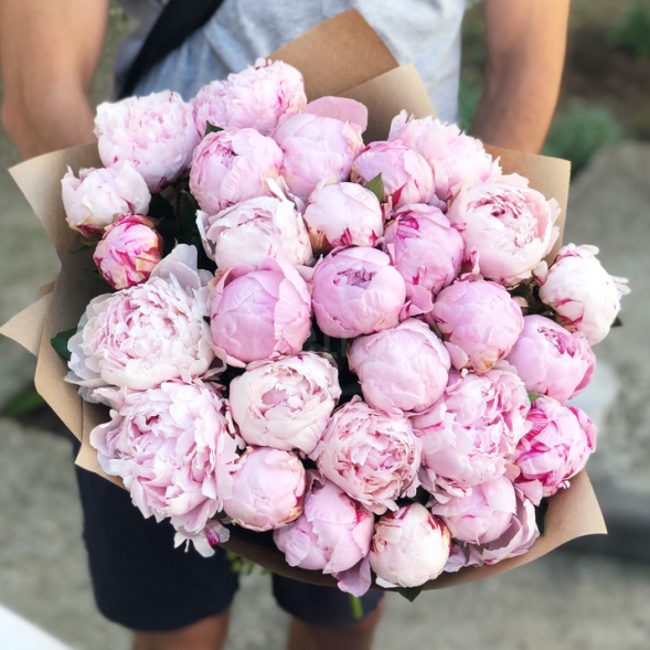 Букет 29 нежных пионов в крафте в Старом Крыму