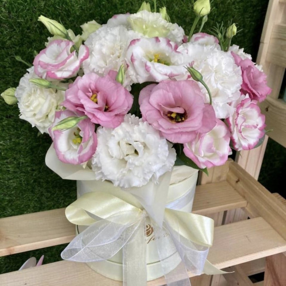 Коробочка с эустомами в Старом Крыму