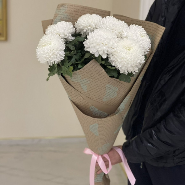 Букет 7 белых одноголовых хризантем в крафте в Старом Крыму