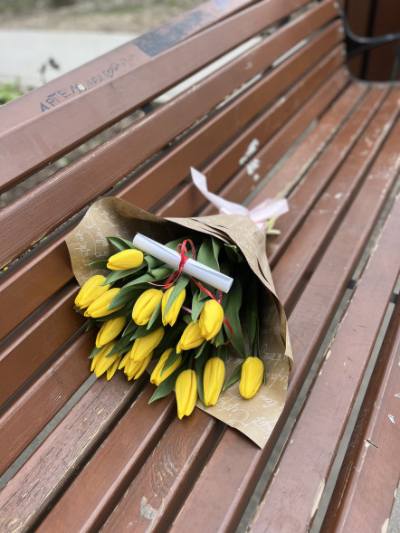 15 жёлтых тюльпанов в Старом Крыму