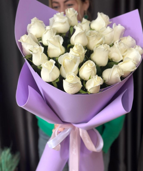 25 белых роз в упаковке Эквадор в Старом Крыму