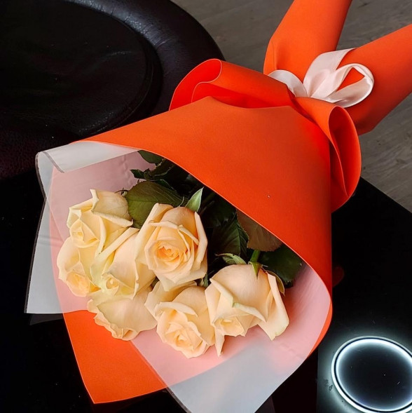 Букет 7 кремовых роз в упаковке в Старом Крыму