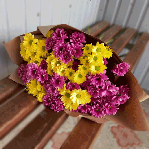 Букет 7 жёлтых и розовых хризантем микс в Старом Крыму