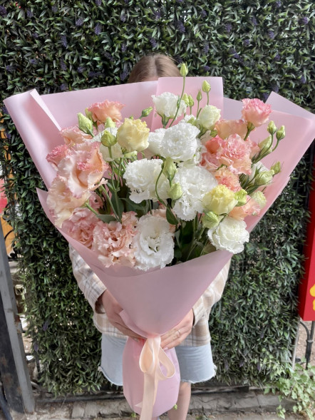 Букет 7 белых и нежно-розовых эустом в Старом Крыму