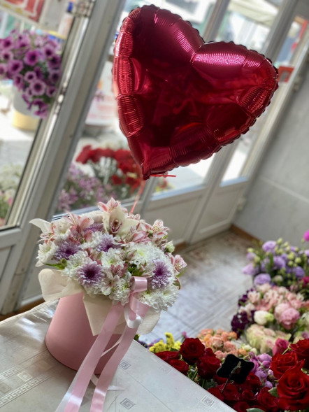 Цветы в коробке и шарик в форме сердца в Старом Крыму