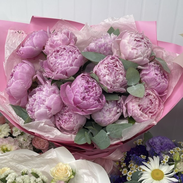 Букет 13 нежных пионов в упаковке в Старом Крыму