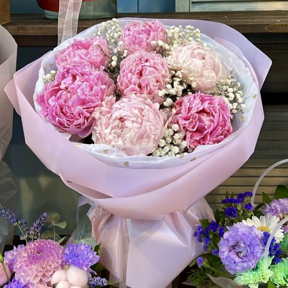 Букет 7 нежных пионов с гипсофилой в Старом Крыму