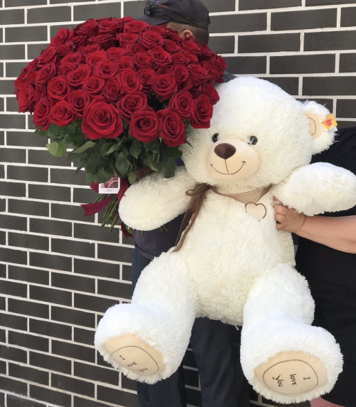 Подарочный набор из 51 красной розы и большого плюшевого мишки в Старом Крыму
