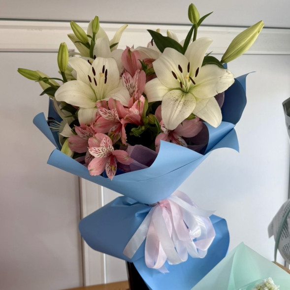 Букет из лилий и альстомерий в Старом Крыму