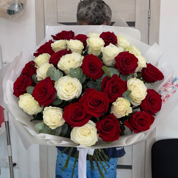 35 роз Эквадор Премиум с эвкалиптом в Старом Крыму