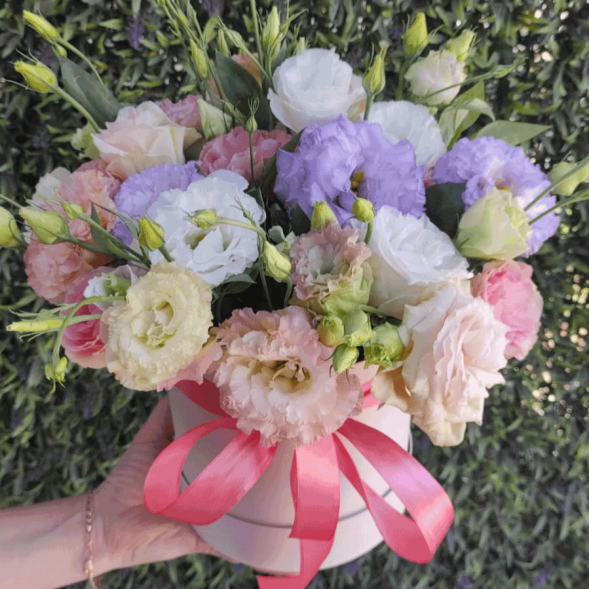 Нежный микс эустом в шляпной коробке в Старом Крыму